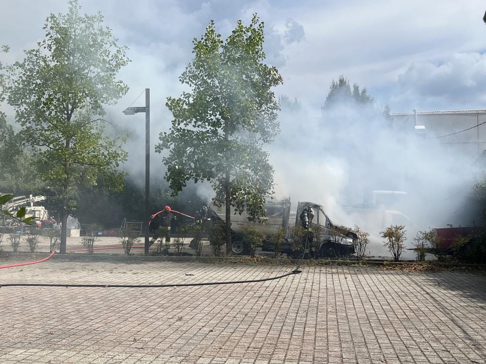 Un camion prende fuoco nel parcheggio dell’hotel Leonardo da Vinci