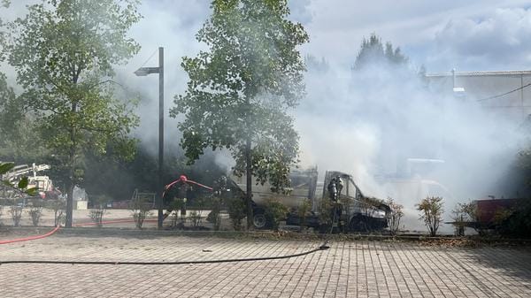 Un camion prende fuoco nel parcheggio dell’hotel Leonardo da Vinci