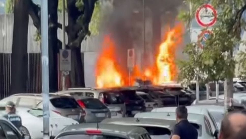 Auto in fiamme in zona stadio: la colonna di fumo visibile dal lungolago