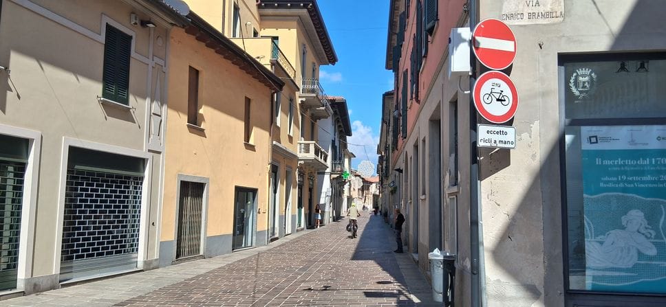 Cantù, investe bimba con la bici: «Era contromano e poi si è allontanato»