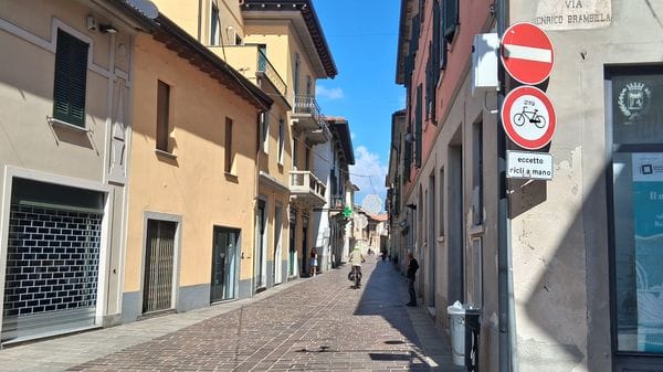 Cantù, investe bimba con la bici: «Era contromano e poi si è allontanato»