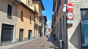 Cantù, investe bimba con la bici: «Era contromano e poi si è allontanato»