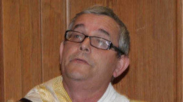 Don Roberto, saluto in punta di piedi. Ma fa rumore la delusione dei fedeli