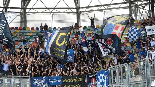 I tifosi, che bel coro: «Vinceremo il tricolor». Una carezza alla squadra