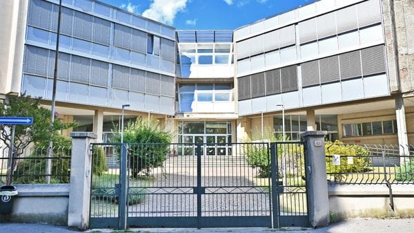 «Nessun crollo alla Corridoni, solo bugie»: il Consiglio d’Istituto smentisce il sindaco e attacca sulla manutenzione