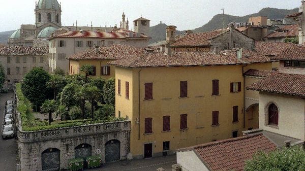 Via Bianchi Giovini: il vescovo e Volta