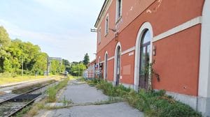 Stazione in abbandono totale. Il sindaco: «Chiederò di ripulire»