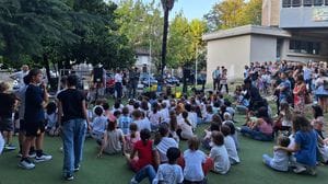 Bimbi, genitori, residenti e insegnanti: che bella festa alla Corridoni