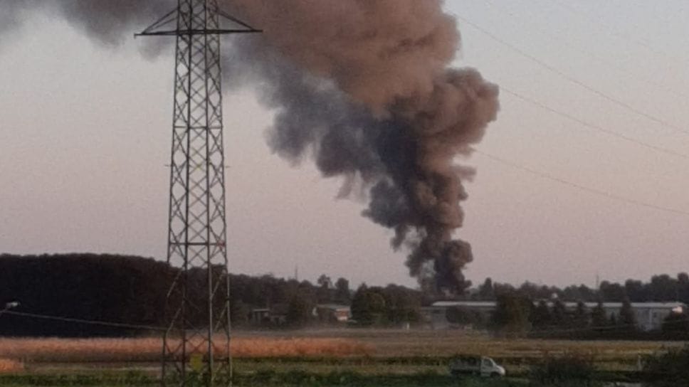 Incendio  a Turate: capannone in fiamme con animali all’interno (Video)