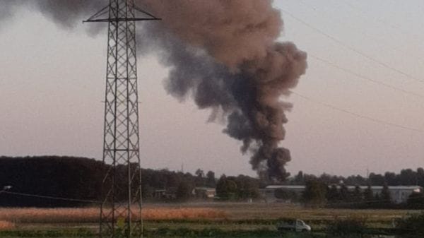 Incendio  a Turate: capannone in fiamme con animali all’interno (Video)