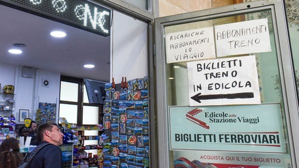 «Mio figlio aggredito e picchiato davanti alla stazione: ora denunceremo quei taxisti»