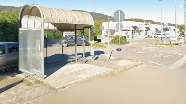 Adescato alla fermata del bus, paura per un quattordicenne