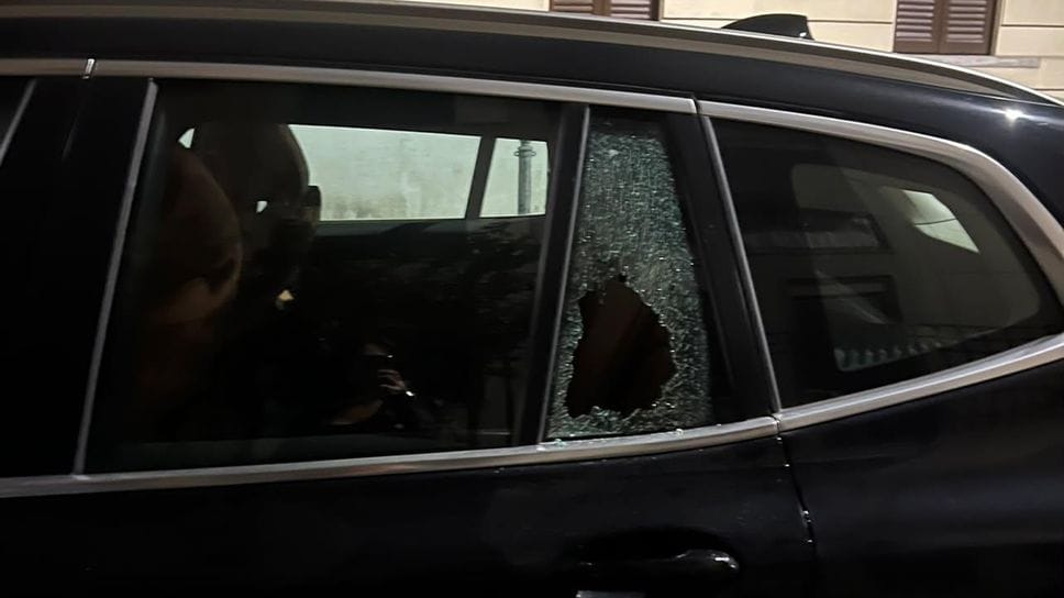Ancora furti sulle auto in centro: vetro rotto in via Mentana e via con il bottino 