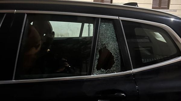 Ancora furti sulle auto in centro: vetro rotto in via Mentana e via con il bottino 