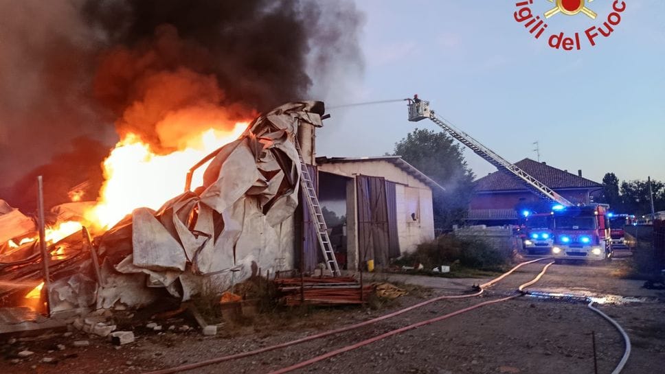 Incendio nella stalla, salvati gli asini. Fumo visibile da decine di chilometri. I video 