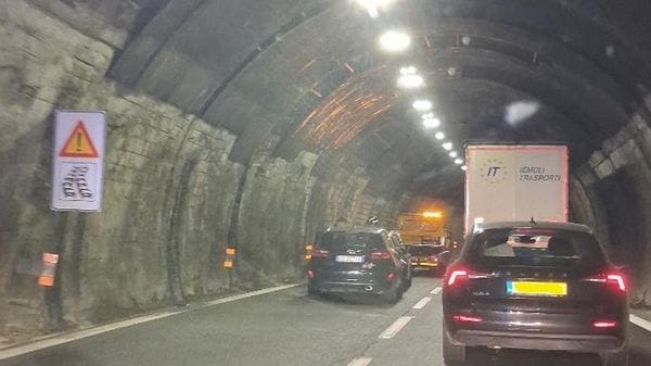 Incidente in autostrada, nella galleria Monte Olimpino: code verso la dogana