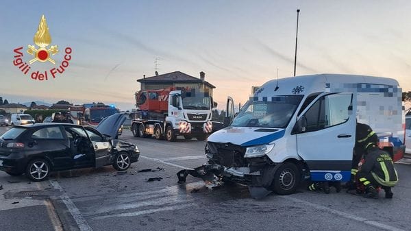 Limido, frontale tra auto e furgone. Due feriti in ospedale
