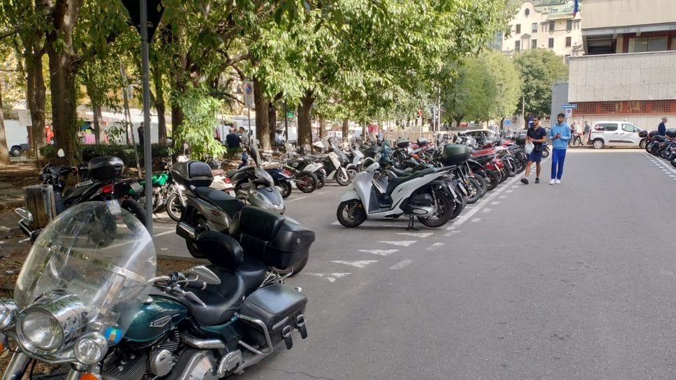 Stalli pieni in zona Tribunale, raffica di multe ai motorini fuori dalle strisce 