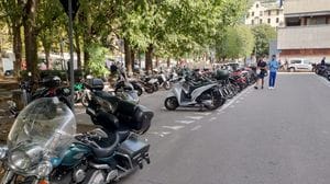 Stalli pieni in zona Tribunale, raffica di multe ai motorini fuori dalle strisce 