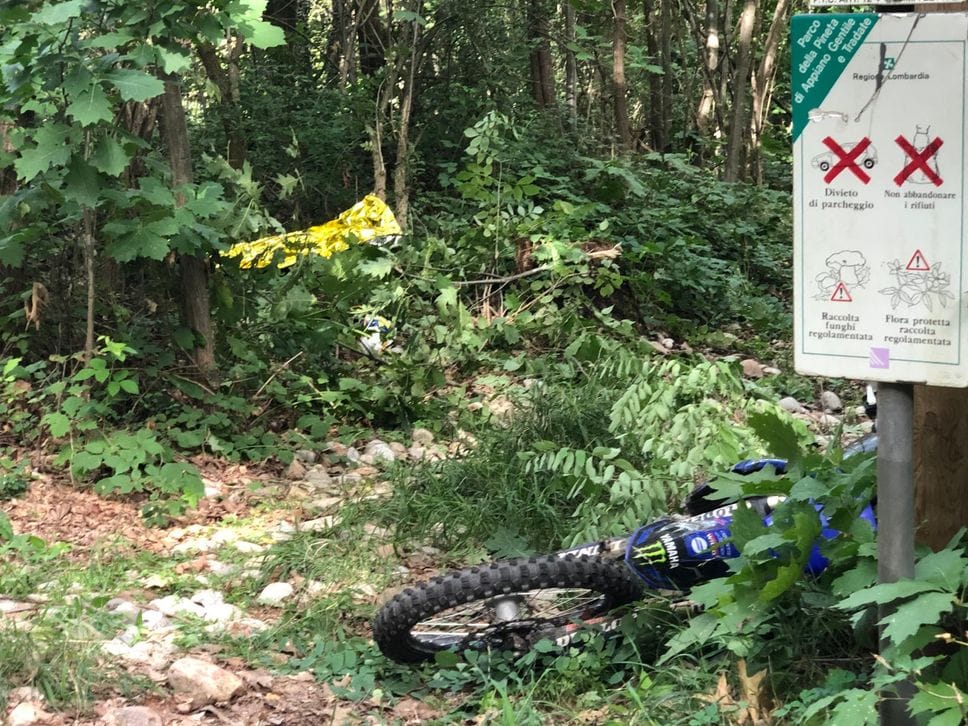 Urtato da un’auto finisce fuori strada: il corpo trovato dopo ore da alcuni ciclisti