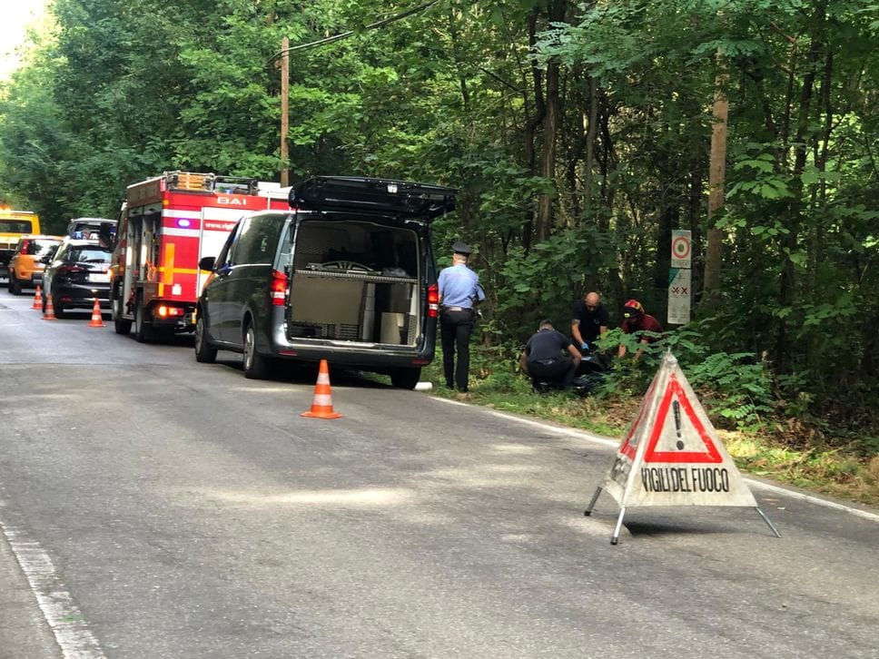 Urtato da un’auto finisce fuori strada: il corpo trovato dopo ore da alcuni ciclisti