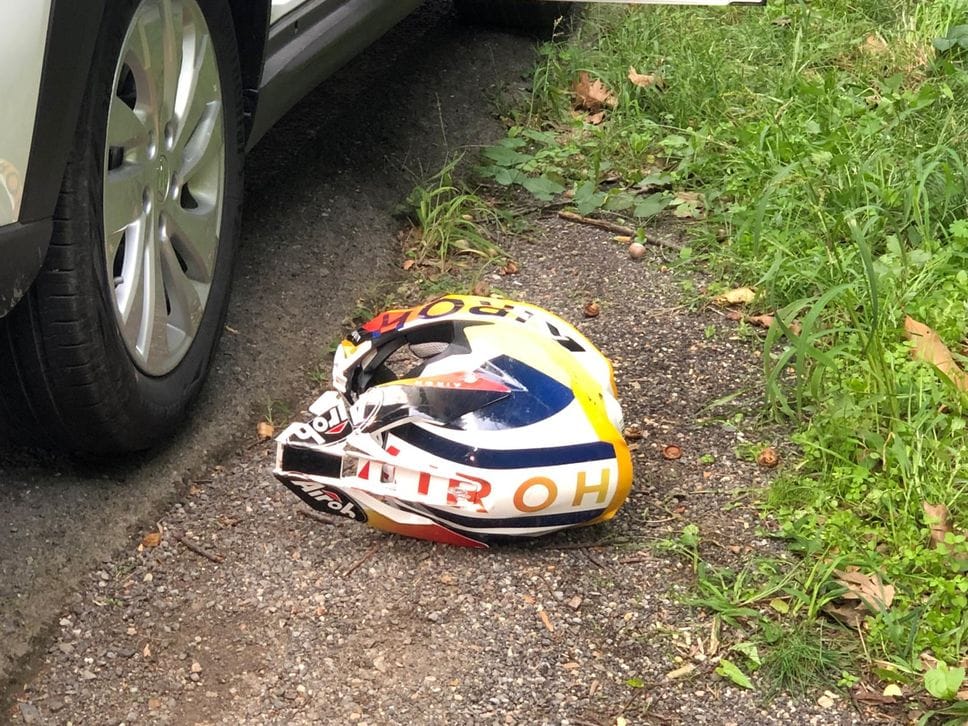 Urtato da un’auto finisce fuori strada: il corpo trovato dopo ore da alcuni ciclisti