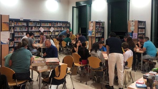 Arosio, il Comune aggrega  cittadini con i giochi in scatola