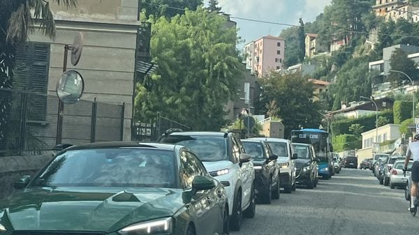 Ciclista contro bus di linea a Torno. Grave un uomo di 58 anni