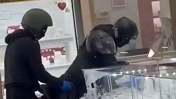 Selfie con la refurtiva, presi due rapinatori di Stroili