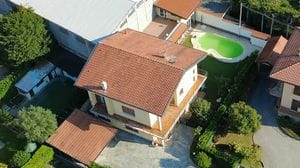 Annegata nella piscina di casa. La figlia adombra l’omicidio: «È stata lei  o qualcun altro?»