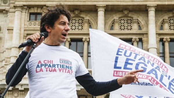 Archiviate dalla Procura di Como le accuse a Cappato per il suicidio assistito di Scalas: «Non è offesa alla vita ma gesto di solidarietà»