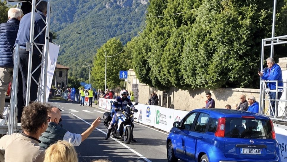 Auto contromano sul traguardo del Ghisallo: paura tra le giovani cicliste in volata