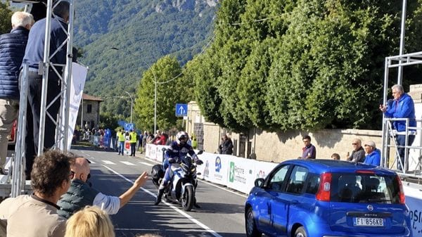 Auto contromano sul traguardo del Ghisallo: paura tra le giovani cicliste in volata