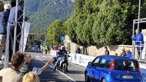 Auto contromano sul traguardo del Ghisallo: paura tra le giovani cicliste in volata