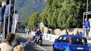 Auto contromano sul traguardo del Ghisallo: paura tra le giovani cicliste in volata