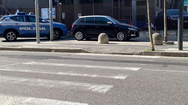 Cade dopo essere stato urtato da una moto: uomo di 73 anni in codice rosso