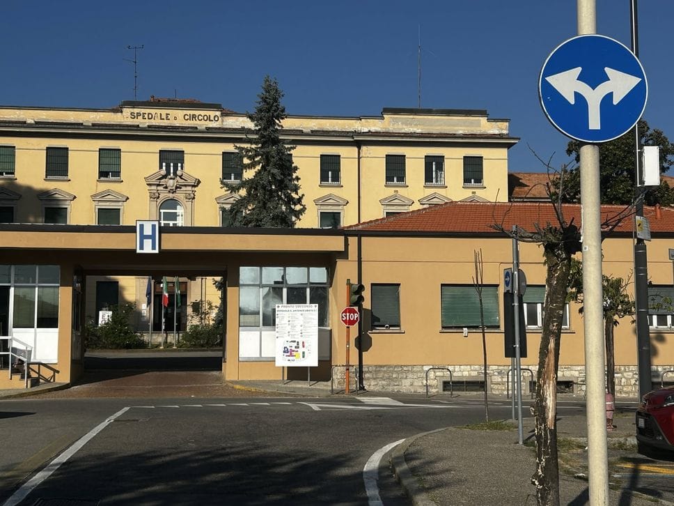 Cantù, cartello dello stop girato nella direzione sbagliata: pericolo in via Domea