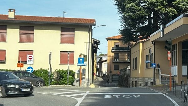 Cantù, cartello dello stop girato nella direzione sbagliata: pericolo in via Domea
