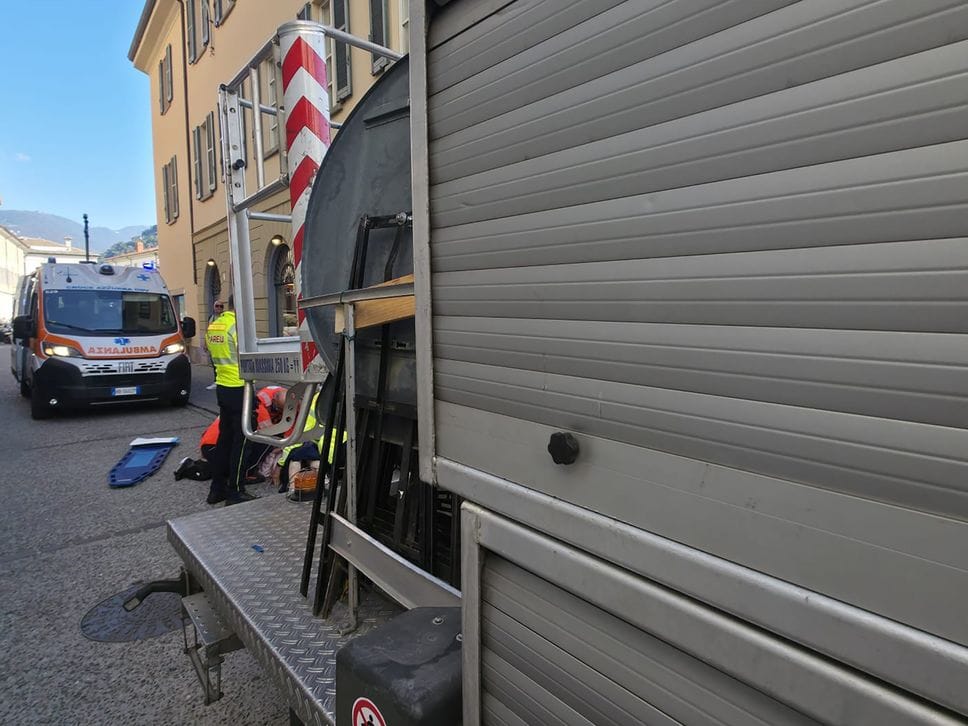 Donna di 87 anni urtata da un mezzo da lavoro in centro a Como