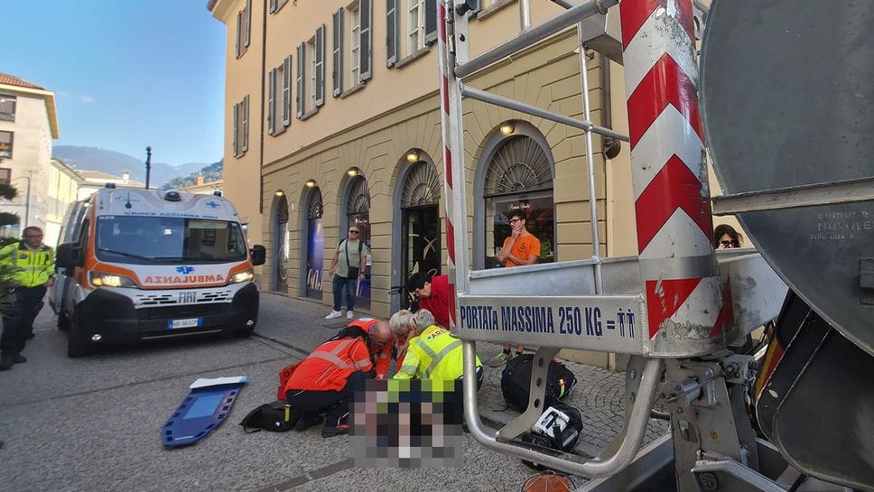 Donna di 87 anni urtata da un mezzo da lavoro in centro a Como
