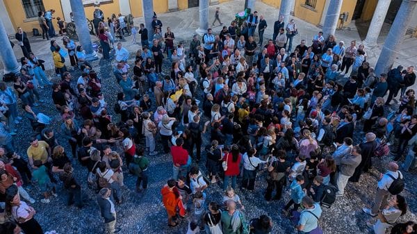 La protesta dei fischietti scuote Palazzo Cernezzi: «Sulle scuole nessuna visione, ora basta» (Video)