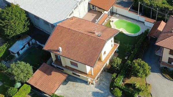 Una donna con disabilità è morta annegata nella piscina di casa sua a Erba