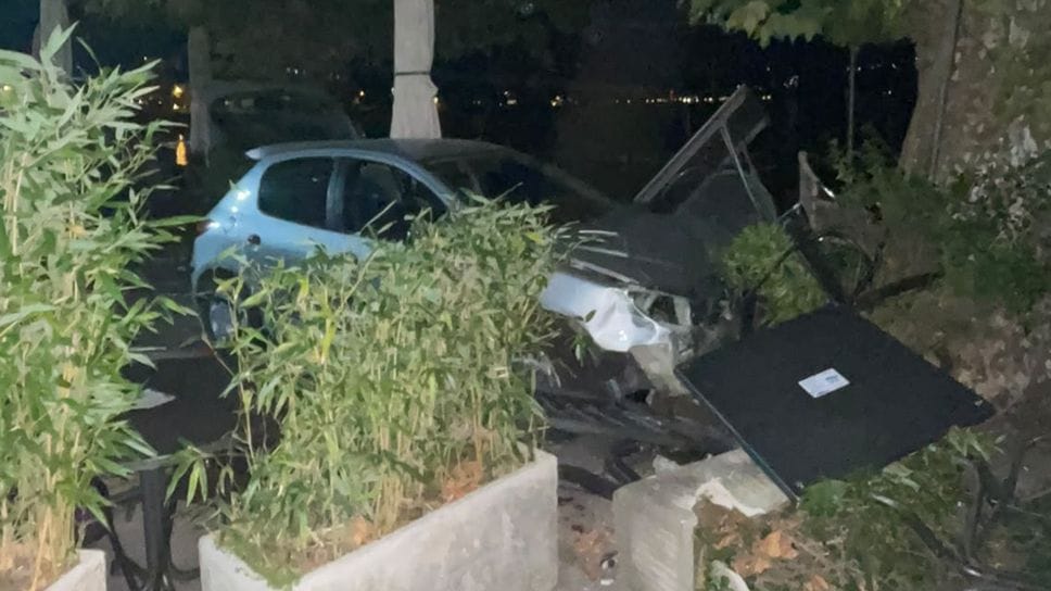 Auto piomba nel dehor del Bar Roma a Tremezzo: tre giovani illesi