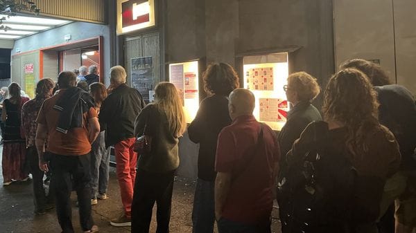 Coda fuori dall’Astra per la prima di Naza: «Molti sono rimasti fuori, prima volta che ci capita»