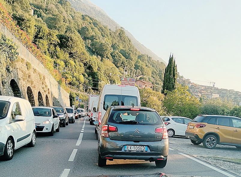 Fallimento ordinanze. Regina, tir e camper paralizzano il traffico 