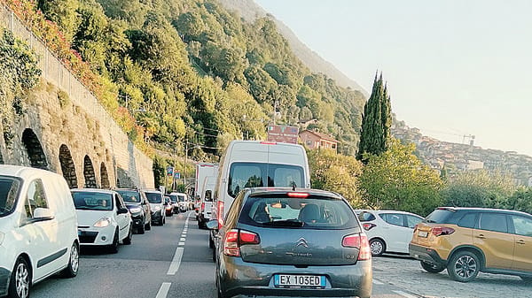 Fallimento ordinanze. Regina, tir e camper paralizzano il traffico 