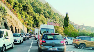 Fallimento ordinanze. Regina, tir e camper paralizzano il traffico 