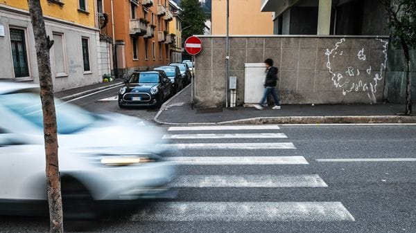 La moto lo investe sulle strisce pedonali. Paura in via Dante
