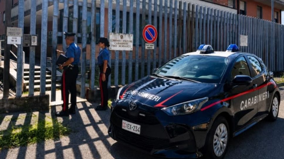 Sventa il furto in casa e blocca il ladro in fuga: arrestato 32enne in via Diaz