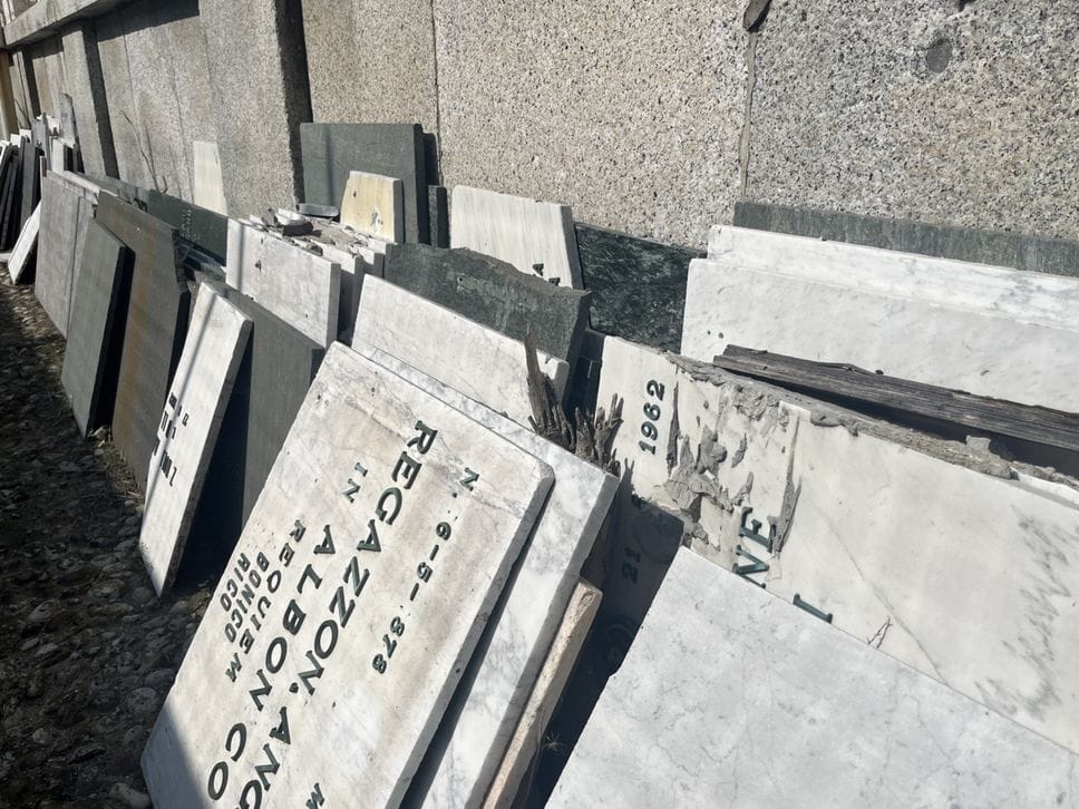 Tombe e transenne: viaggio dentro il Cimitero  Monumentale
